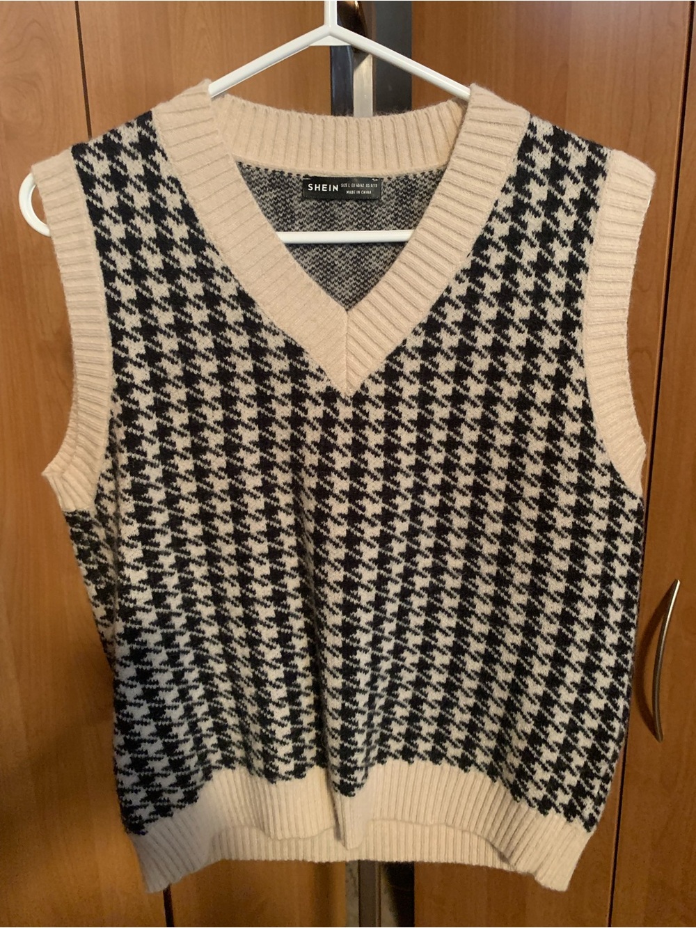 SHEIN Cream & Black Houndstooth V-Neck Sweater Vest